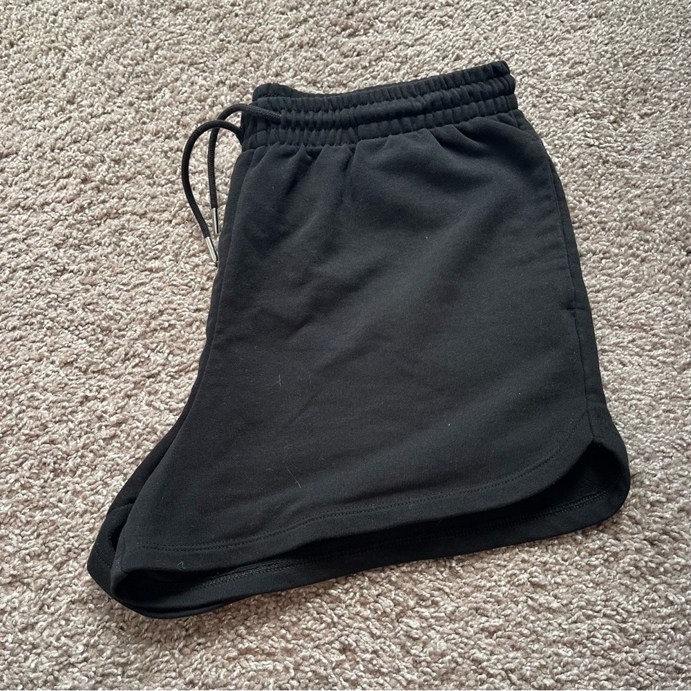 EUC Women's H&M Black Shorts size Large